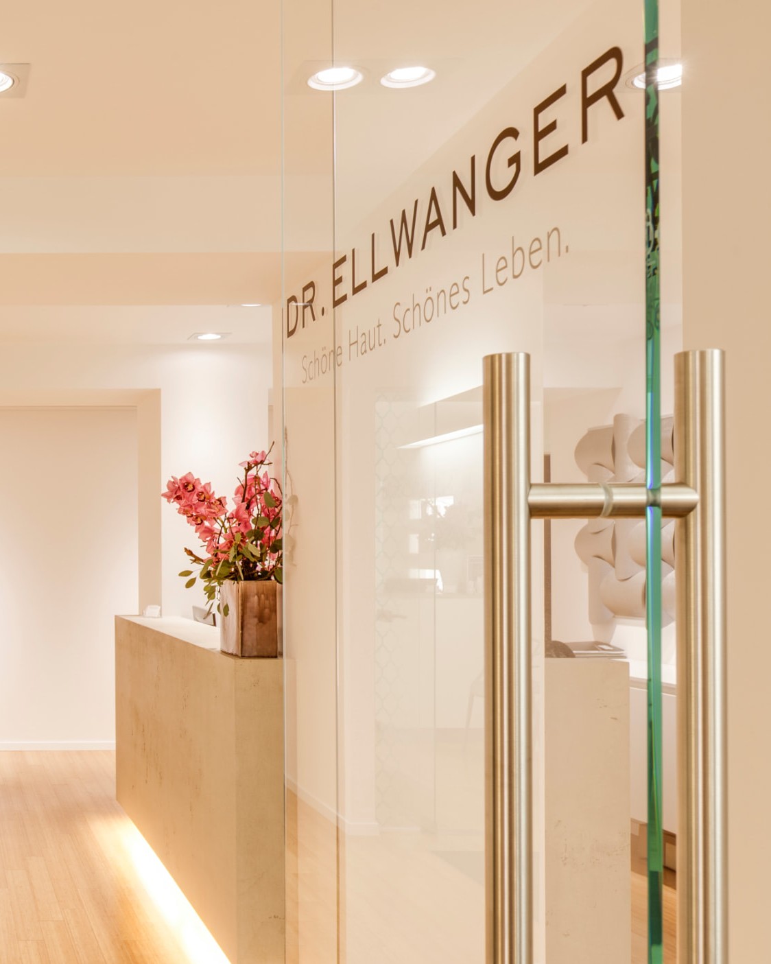 Eingang zur Privatpraxis Dr. med. Jürgen Ellwanger in der Ottostraße in München